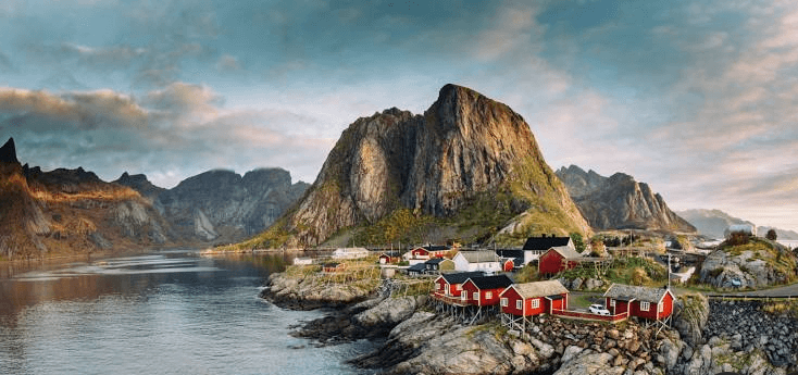 Norsk fjordlandskap med mykt lys