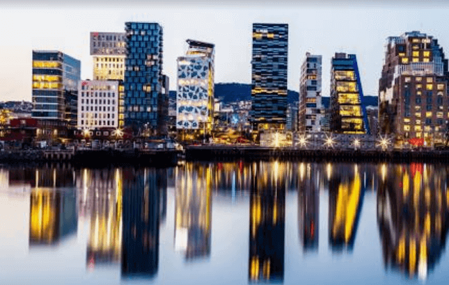 Oslo med fjord, operahus og lys