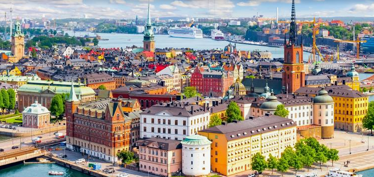 Svenskt stadslandskap med vatten och ljus